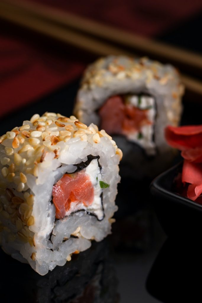 Sushi-Rolls mit Lachs und Sesam