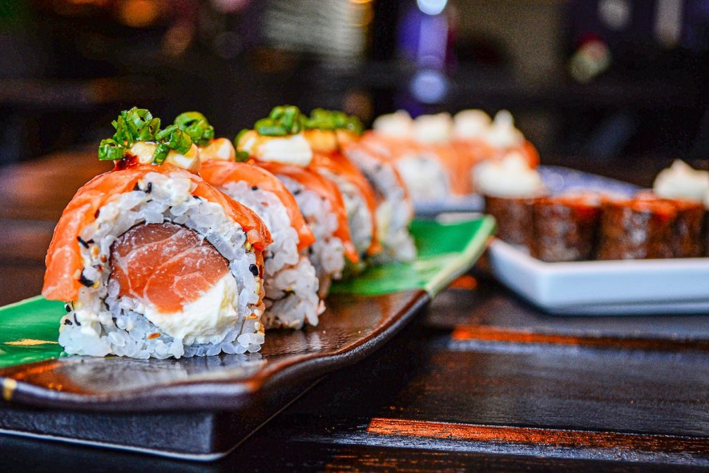Inside-Out Sushi Rolls mit Lachs