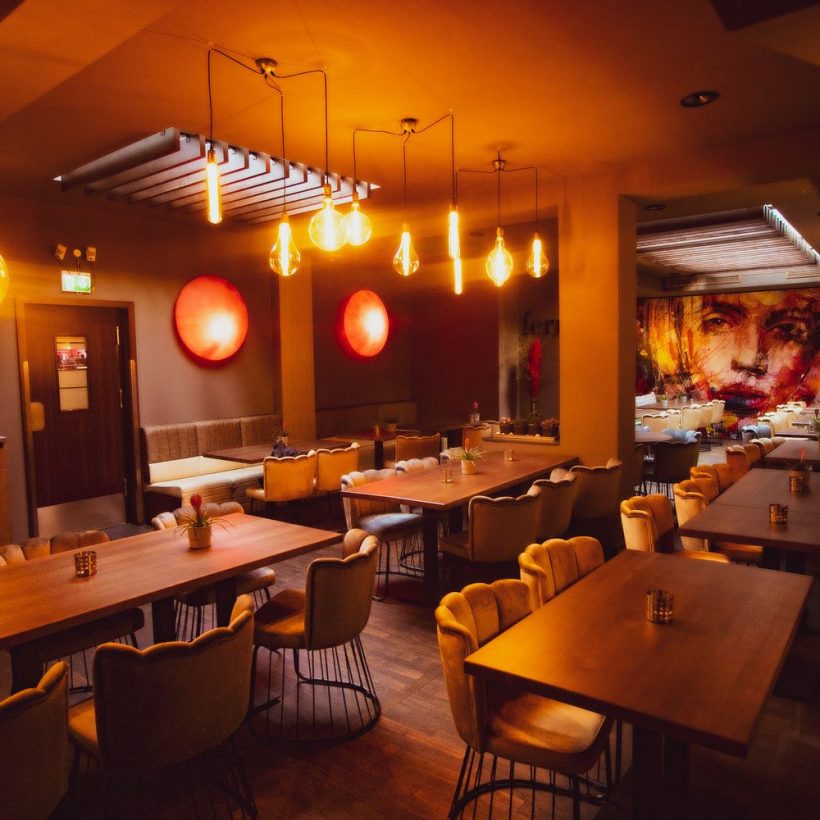 Gastraum des heimW Sushi-Restaurants in Hannover mit Samtsesseln und Pendelleuchten